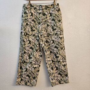 NWOT Villager by Liz Claborne Stretch Capri Lightweight Pants w/ leaf pattern